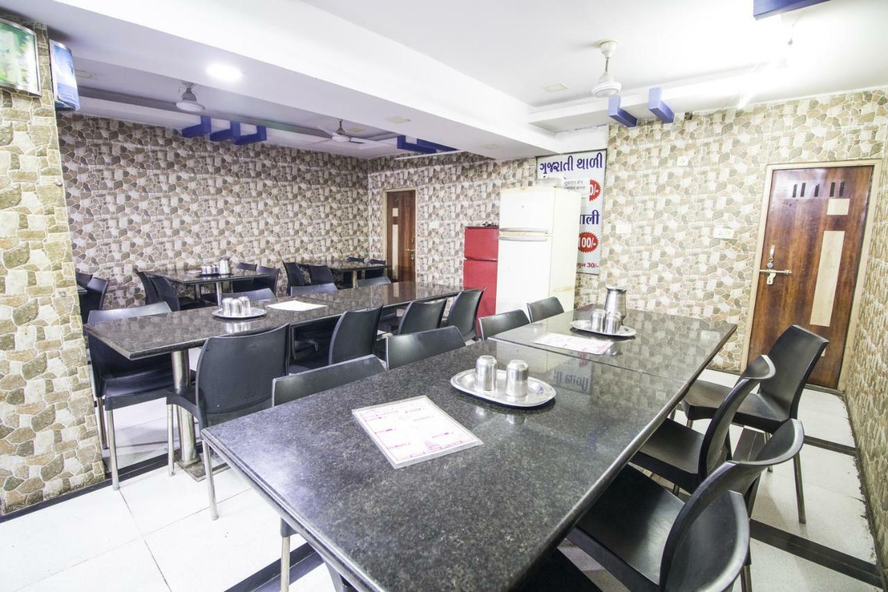 Hotel Gujarat Palace Ujjain Exterior photo